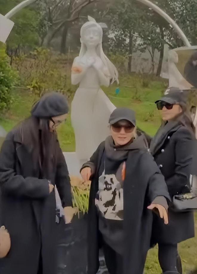 小S、范晓萱、吴佩慈、范玮琪在大S墓碑前献花，画面感人落泪（组图） - 12