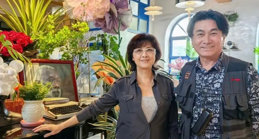 最美“女儿国国王”活的太通透！53岁二婚嫁对人，无儿无女，被老公宠了近20年（组图） - 3