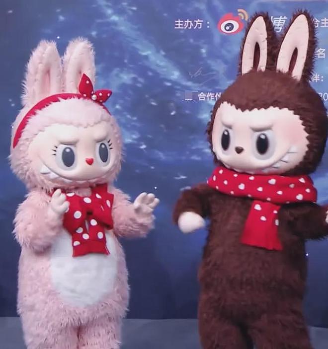 微博之夜红毯像赶集!明星抢位玩偶救场,男明星穿内增高平地摔(组图) - 22