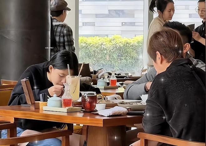 细看大S雕像“重生”仪式玥儿什么都懂!最新露面穿黑衣服,表情严肃显哀伤(组图) - 2