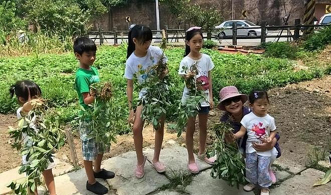 细看大S雕像“重生”仪式玥儿什么都懂!最新露面穿黑衣服,表情严肃显哀伤(组图) - 8