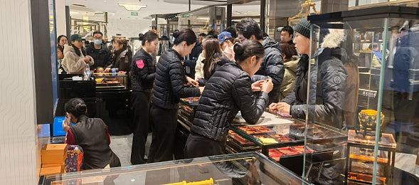 金价反弹内地现抢金潮！消费者逼爆金舖，北京缺货惹阿伯怒吼（组图） - 8