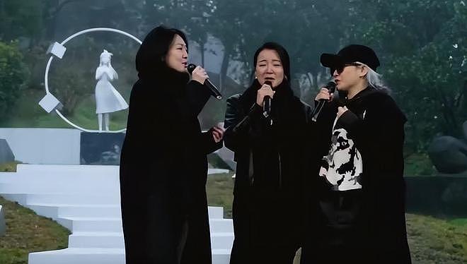 小S、范晓萱、吴佩慈、范玮琪在大S墓碑前献花，画面感人落泪（组图） - 11