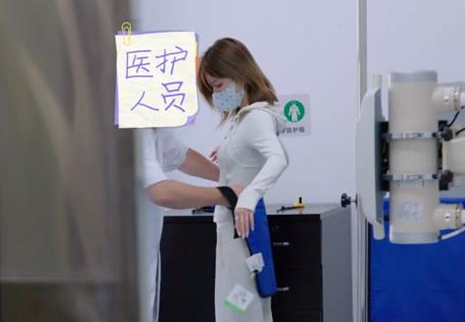 27岁赵露思海南摆地摊！被迫去体检，护士让拿棉签在屁股滚两圈（组图） - 5