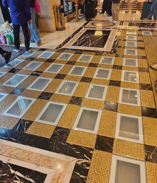 真卖了！澳门英皇娱乐酒店告别“黄金大道”！镶嵌在地上的78块金砖变现近1亿港元，爆赚近10倍！（组图） - 2