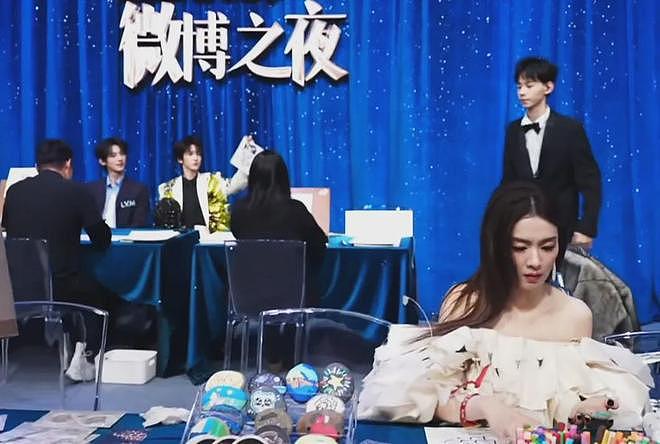 微博之夜红毯像赶集!明星抢位玩偶救场,男明星穿内增高平地摔(组图) - 29