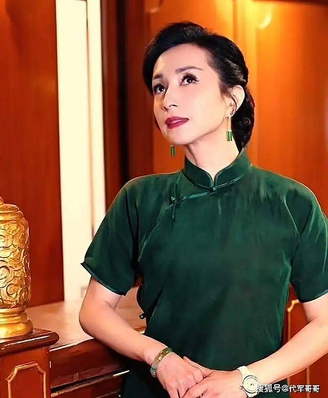 50岁汤灿近况曝光！复出参加卫视春晚，状态回暖依旧魅力四射（组图） - 2