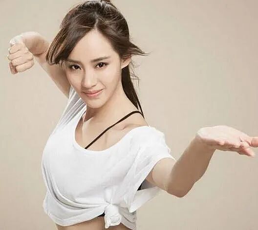 【美女】暴打吴京，迷住沈腾，“国民初恋”脸却凭泳衣镜头直接封神，网友：又纯又飒，太爱了！（组图） - 6