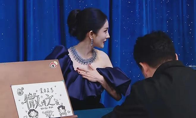 微博之夜后台成社交名利场!熟人作伴剧组抱团,黄晓明成社交达人(组图) - 1