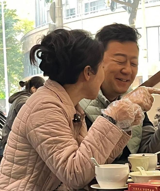 汕头卤鹅店偶遇郭涛!59岁鬓角发白满脸褶,对老婆堆笑氛围超温馨(组图) - 15