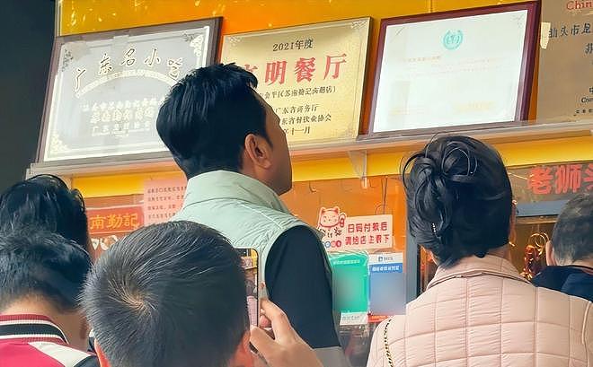汕头卤鹅店偶遇郭涛!59岁鬓角发白满脸褶,对老婆堆笑氛围超温馨(组图) - 8