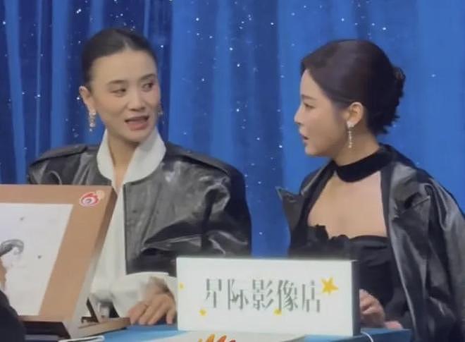 微博之夜后台成社交名利场!熟人作伴剧组抱团,黄晓明成社交达人(组图) - 2