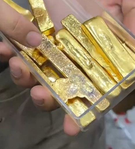 杭州金店老板扫出1700克金粉，价值200万！网民怒批：偷金（组图） - 3