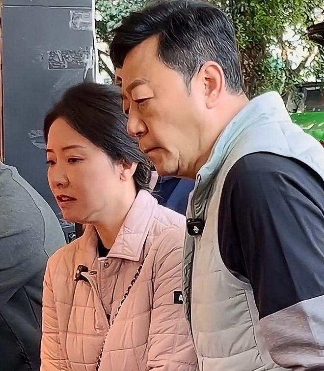 汕头卤鹅店偶遇郭涛!59岁鬓角发白满脸褶,对老婆堆笑氛围超温馨(组图) - 17