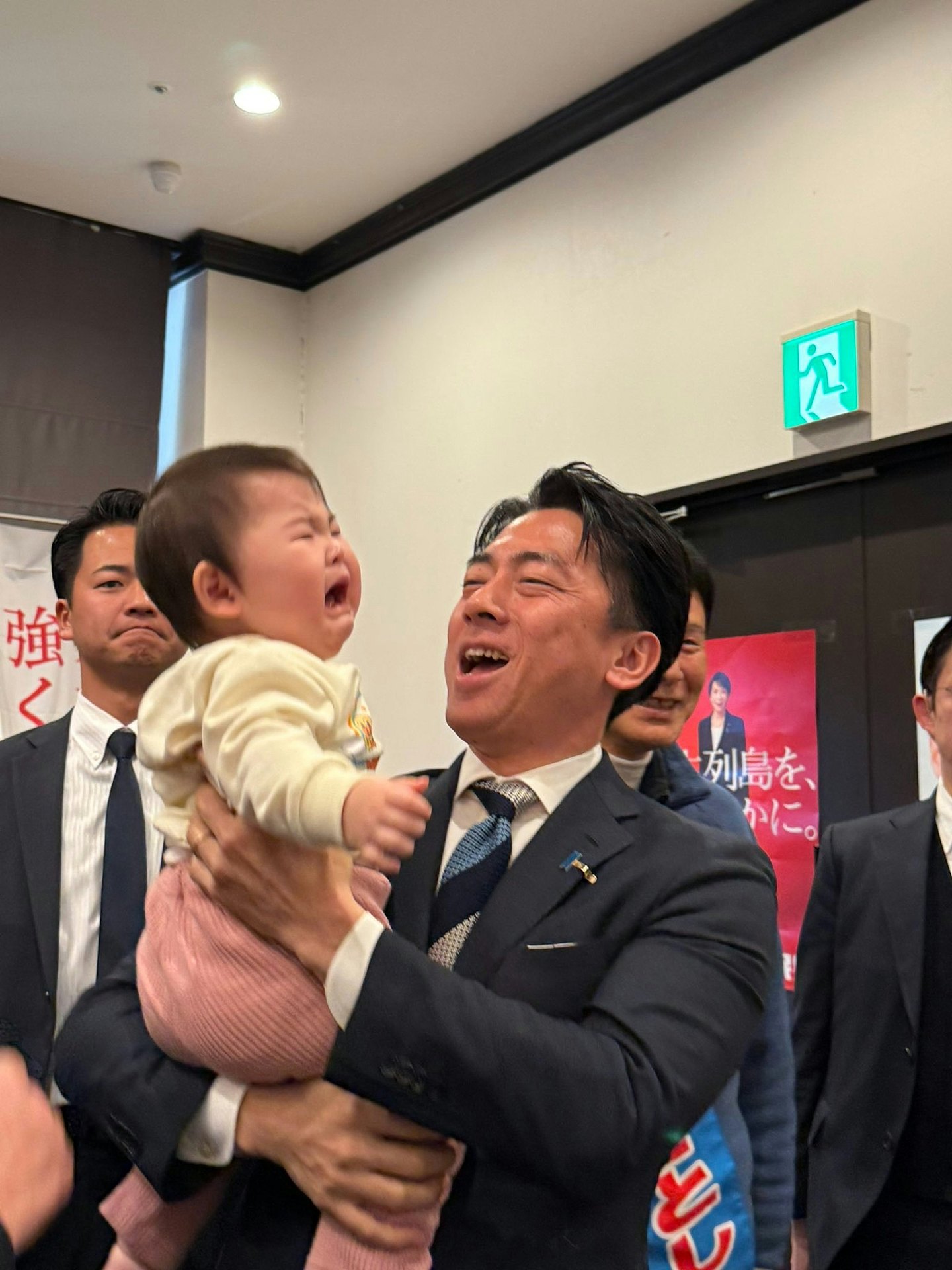一抱娃就哭,人气“失灵”!小泉进次郎自嘲成“固定桥段”(组图) - 6