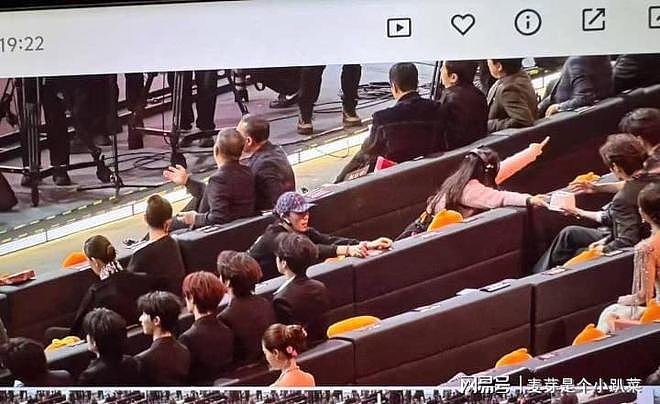 微博之夜:杨幂领奖,粉丝集体喊“退票”!被指撕肖战名牌抢C位(组图) - 8
