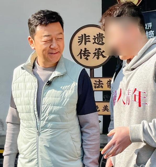 汕头卤鹅店偶遇郭涛!59岁鬓角发白满脸褶,对老婆堆笑氛围超温馨(组图) - 16