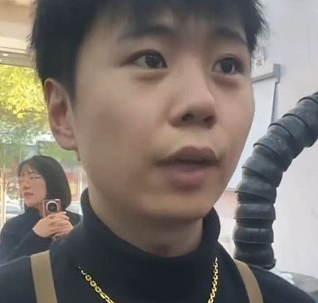 杭州金店老板扫出1700克金粉，价值200万！网民怒批：偷金（组图） - 1