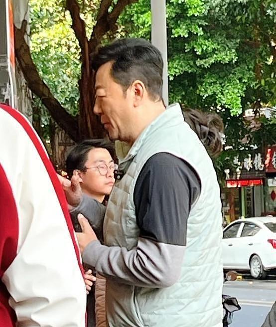 汕头卤鹅店偶遇郭涛!59岁鬓角发白满脸褶,对老婆堆笑氛围超温馨(组图) - 10