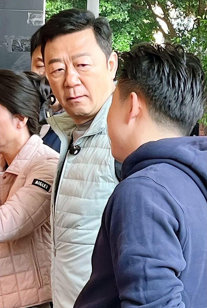 汕头卤鹅店偶遇郭涛!59岁鬓角发白满脸褶,对老婆堆笑氛围超温馨(组图) - 12