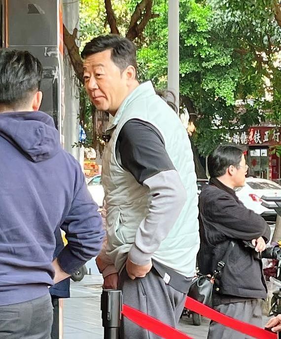 汕头卤鹅店偶遇郭涛!59岁鬓角发白满脸褶,对老婆堆笑氛围超温馨(组图) - 11