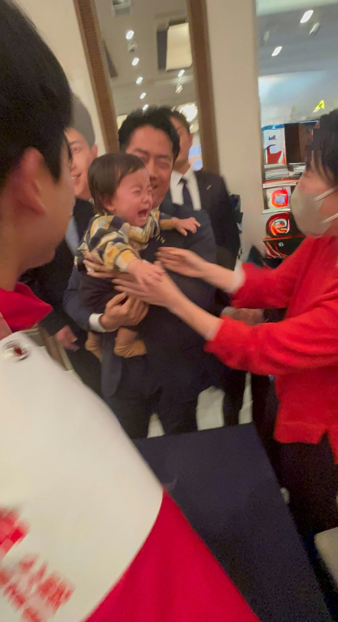 一抱娃就哭,人气“失灵”!小泉进次郎自嘲成“固定桥段”(组图) - 3