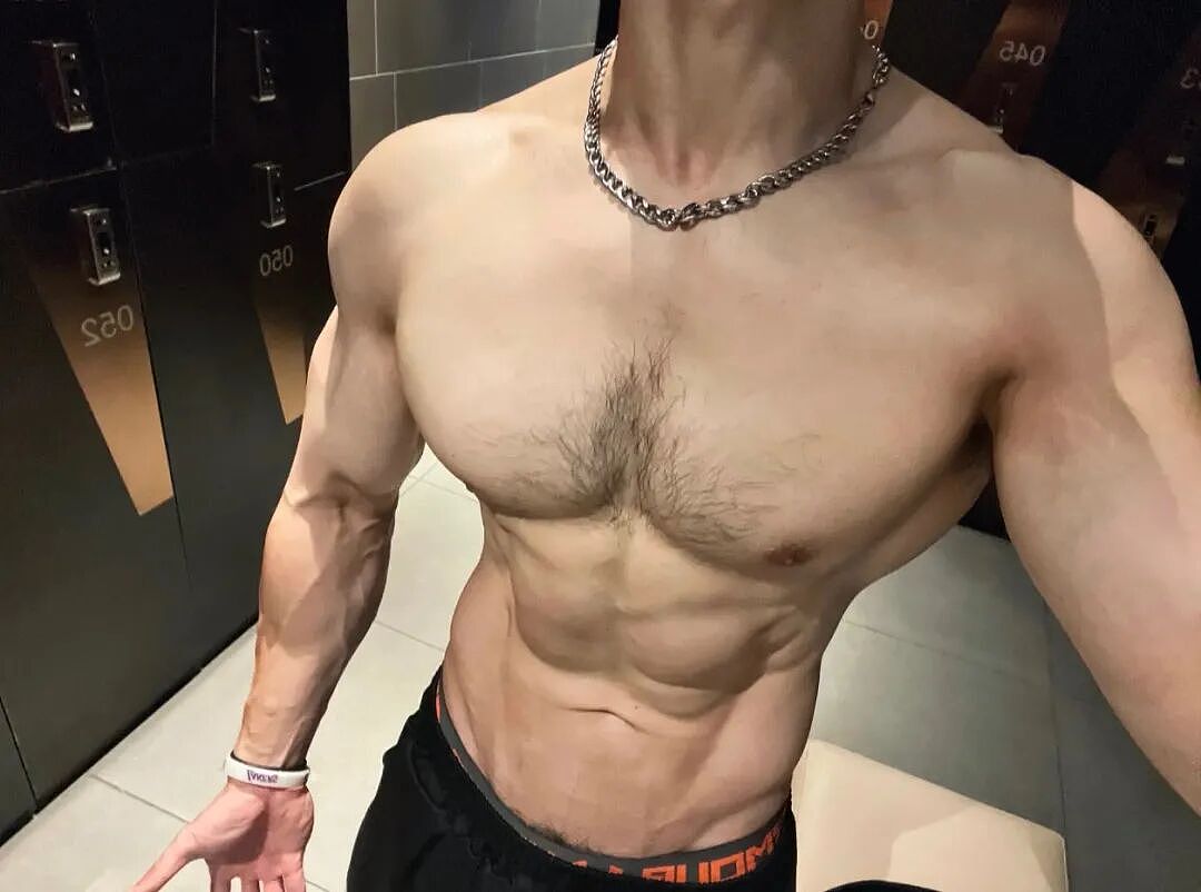 【帅哥】童颜小哥哥一脱惊人！这身肌肉藏得太深了…（组图） - 3