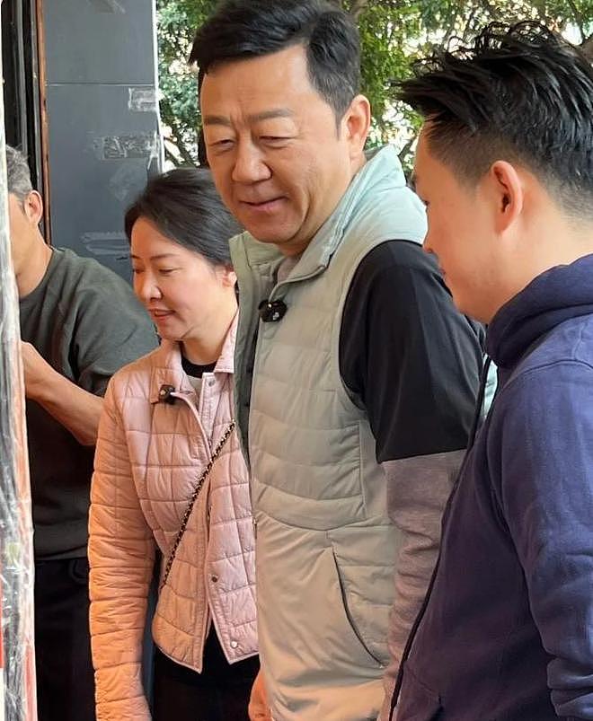 汕头卤鹅店偶遇郭涛!59岁鬓角发白满脸褶,对老婆堆笑氛围超温馨(组图) - 14
