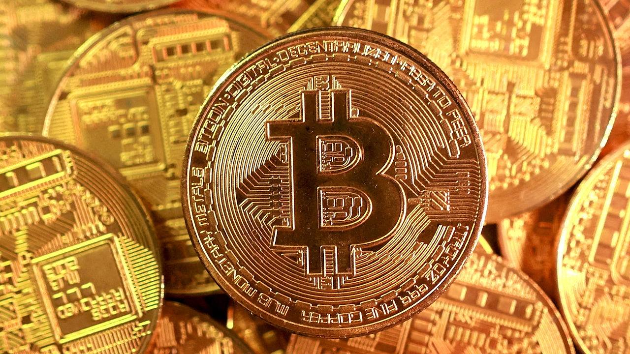 比特币4个月内价格遭腰斩!加密货币市场蒸发2万亿美元(图) - 1