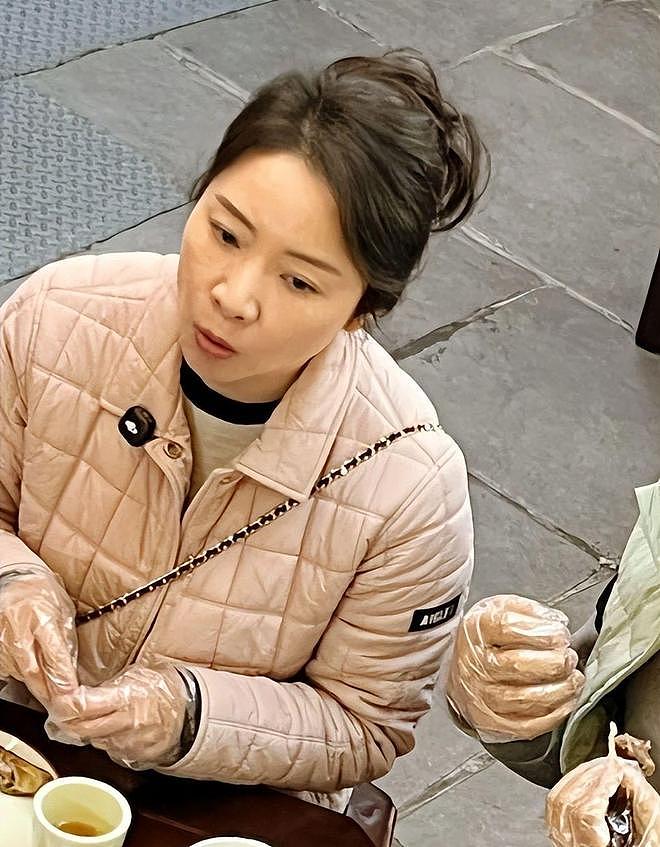汕头卤鹅店偶遇郭涛!59岁鬓角发白满脸褶,对老婆堆笑氛围超温馨(组图) - 13