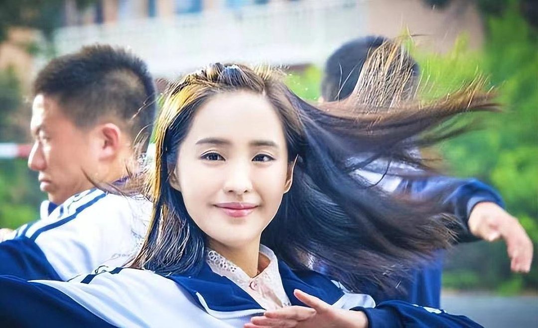 【美女】暴打吴京，迷住沈腾，“国民初恋”脸却凭泳衣镜头直接封神，网友：又纯又飒，太爱了！（组图） - 1