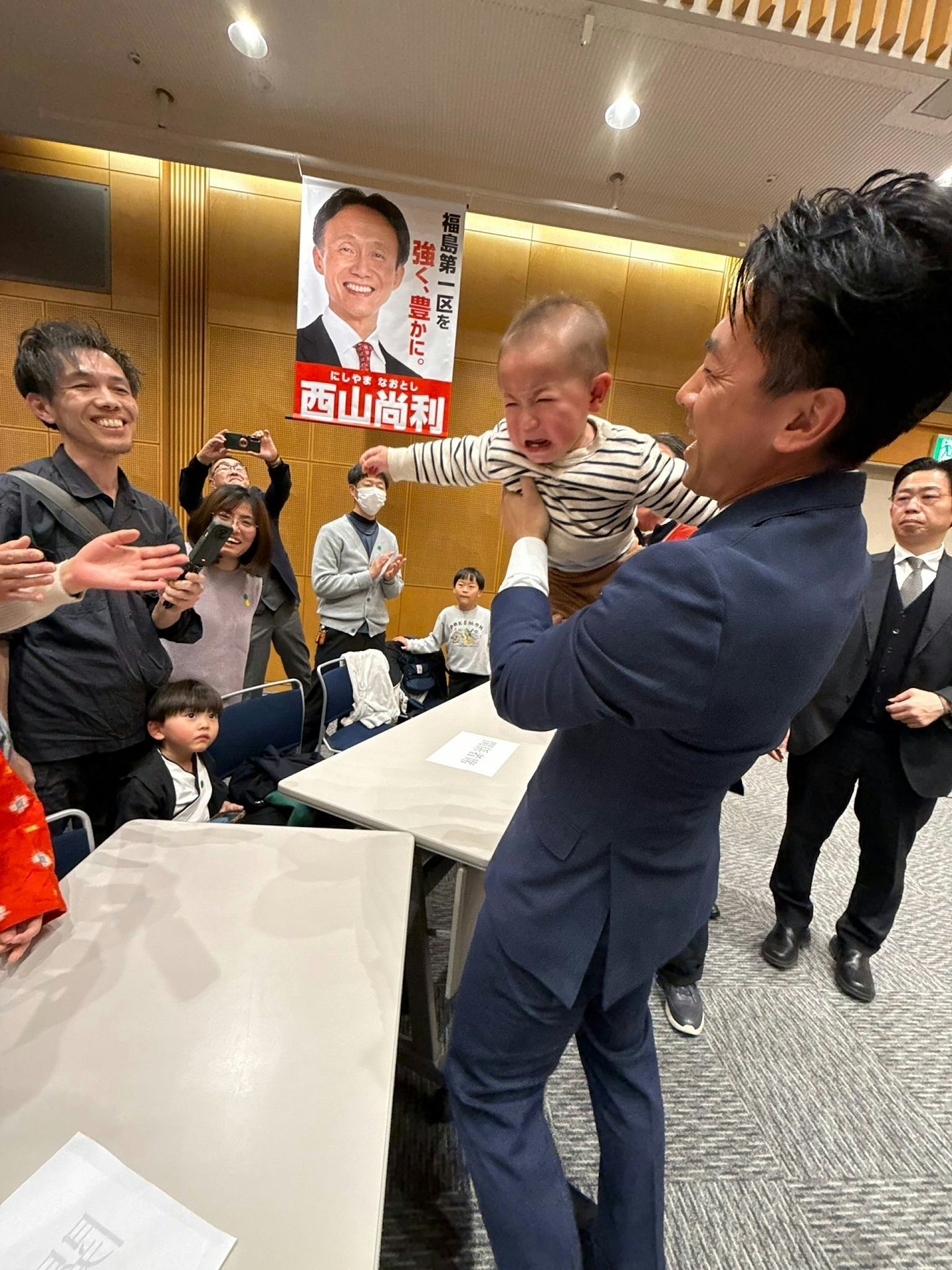 一抱娃就哭,人气“失灵”!小泉进次郎自嘲成“固定桥段”(组图) - 5