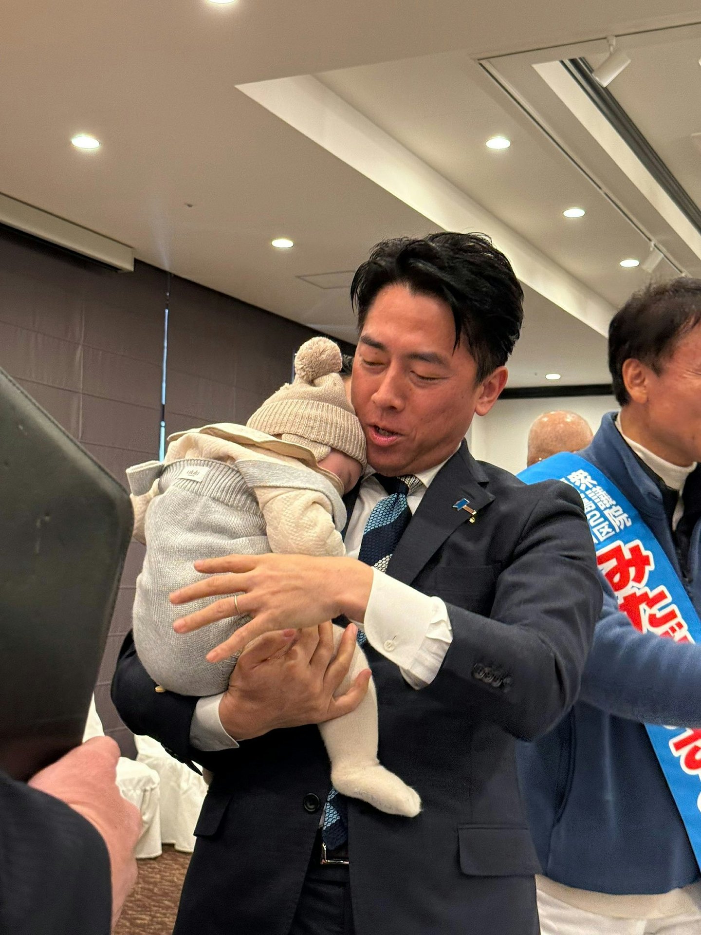 一抱娃就哭,人气“失灵”!小泉进次郎自嘲成“固定桥段”(组图) - 8