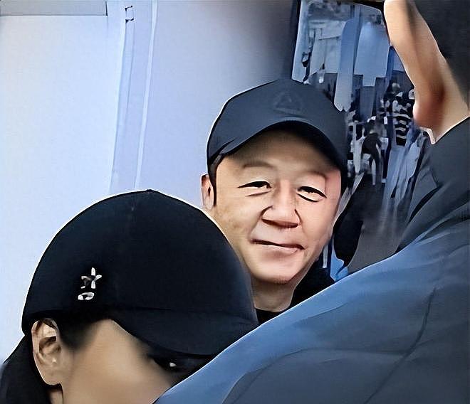 汕头卤鹅店偶遇郭涛!59岁鬓角发白满脸褶,对老婆堆笑氛围超温馨(组图) - 1
