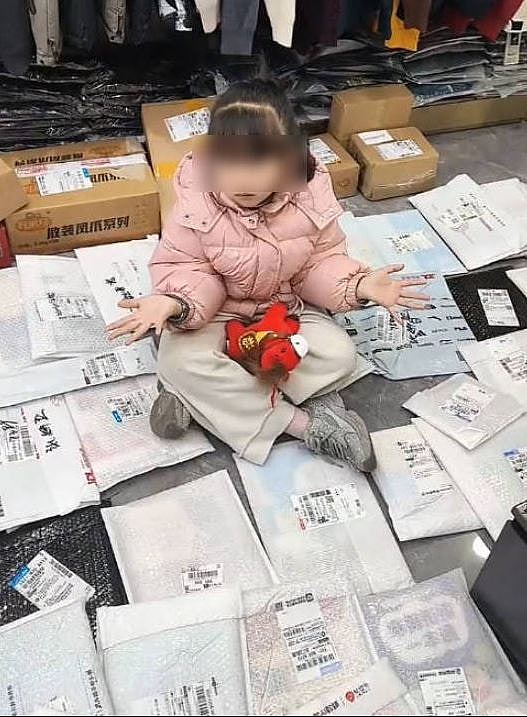 广东6岁女孩炫耀“假期很闲”爆红！网民寄来海量试卷“报复”（组图） - 1