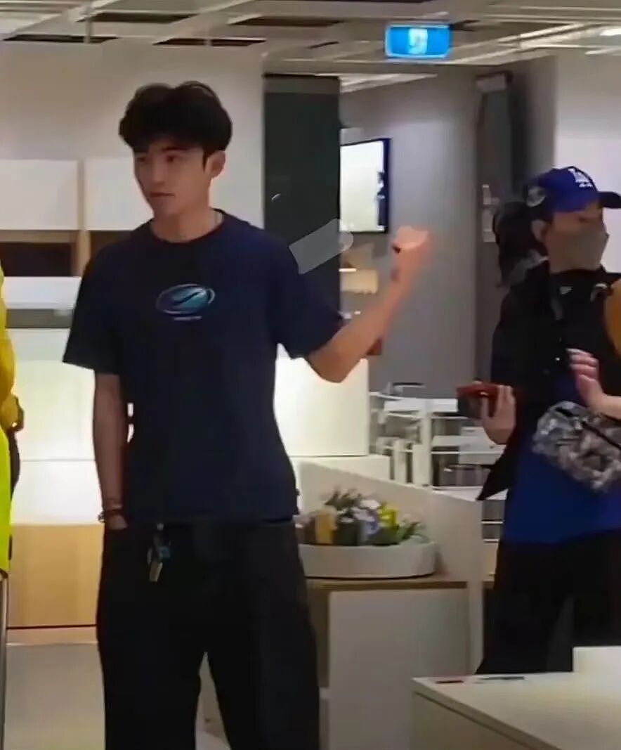 张柏芝母子低调现身澳洲！华人偶遇：Lucas颜值超高，帅到挪不开（组图） - 2