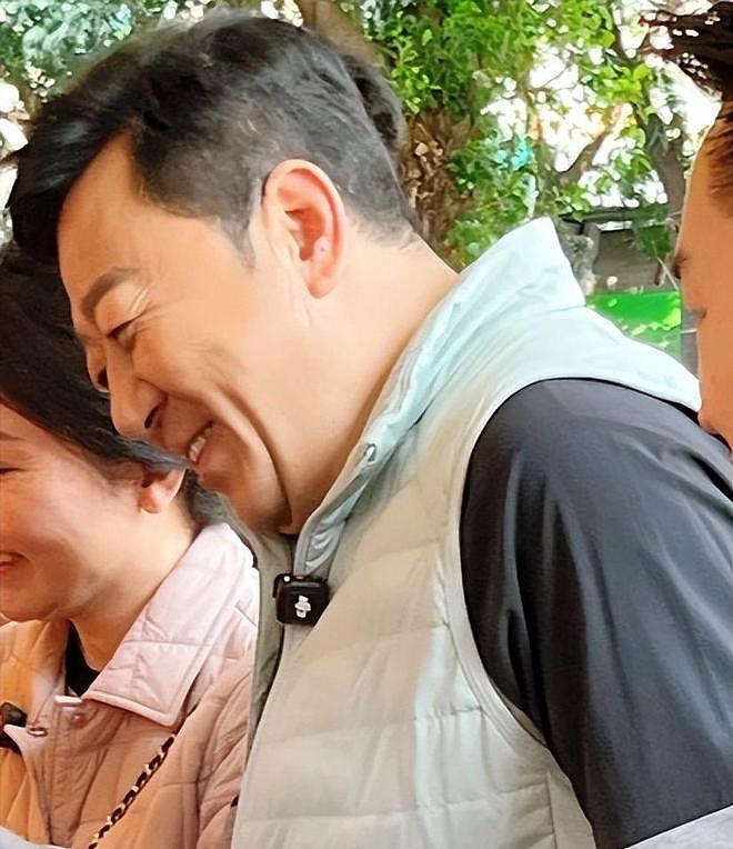 汕头卤鹅店偶遇郭涛!59岁鬓角发白满脸褶,对老婆堆笑氛围超温馨(组图) - 9