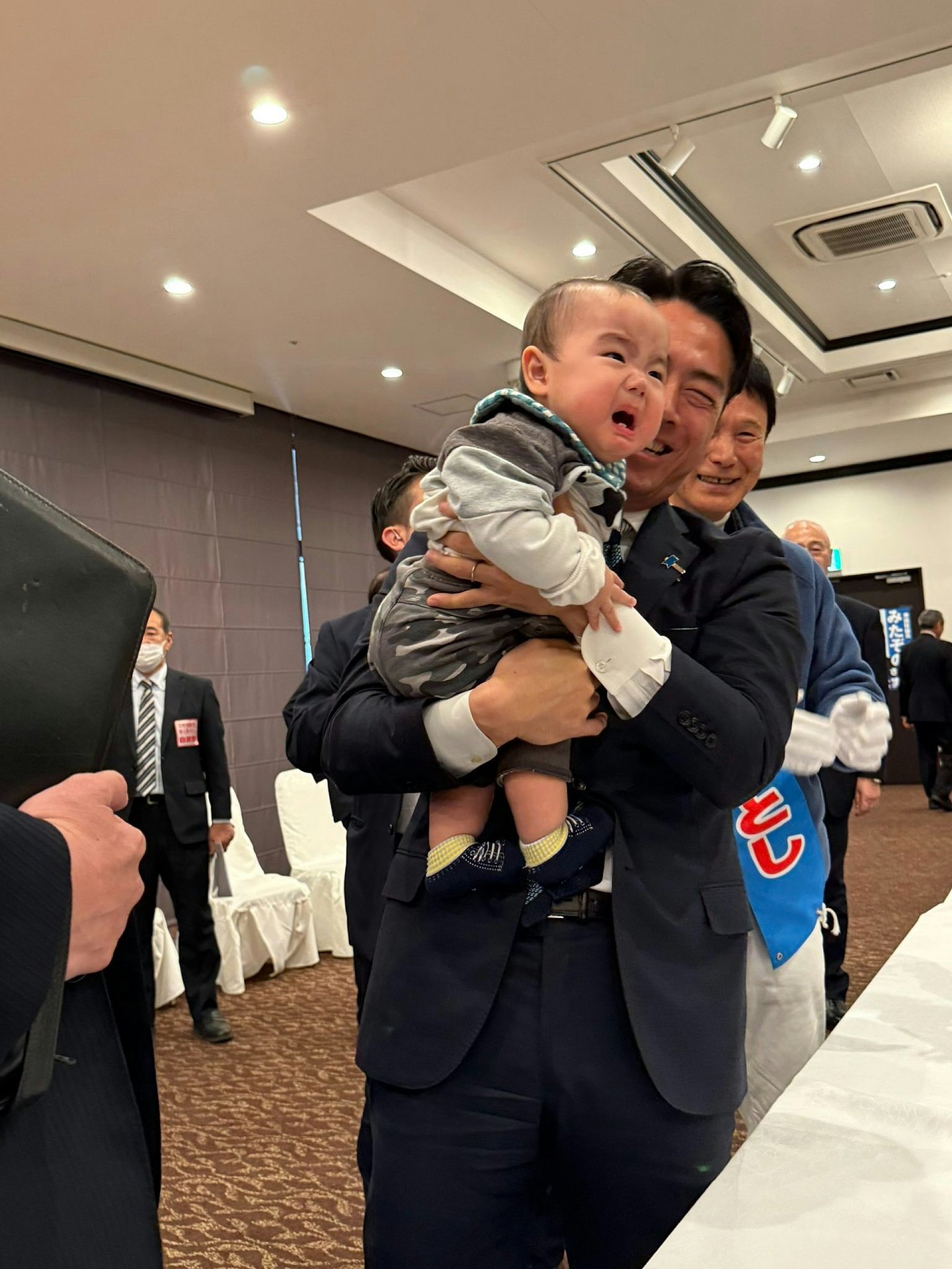 一抱娃就哭,人气“失灵”!小泉进次郎自嘲成“固定桥段”(组图) - 2