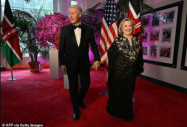 美国政坛大爆炸!克林顿夫妇被迫出席爱泼斯坦听证会,民主党多人倒戈(组图) - 2