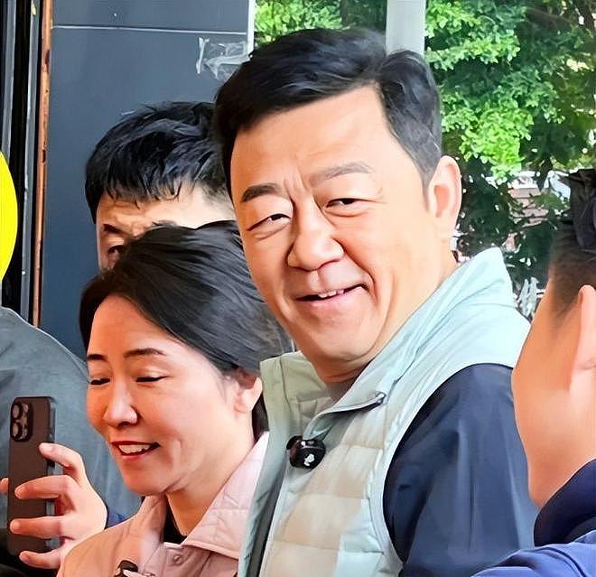 汕头卤鹅店偶遇郭涛!59岁鬓角发白满脸褶,对老婆堆笑氛围超温馨(组图) - 2