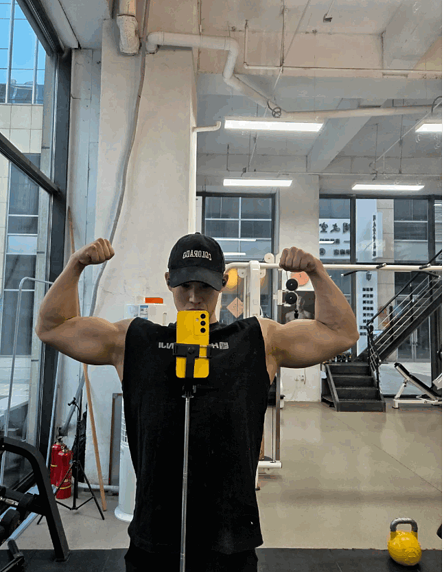 【帅哥】健身10年才拥的身材，这户愚吕般的胸肌和腹肌不是打卡一两年就有（组图） - 4