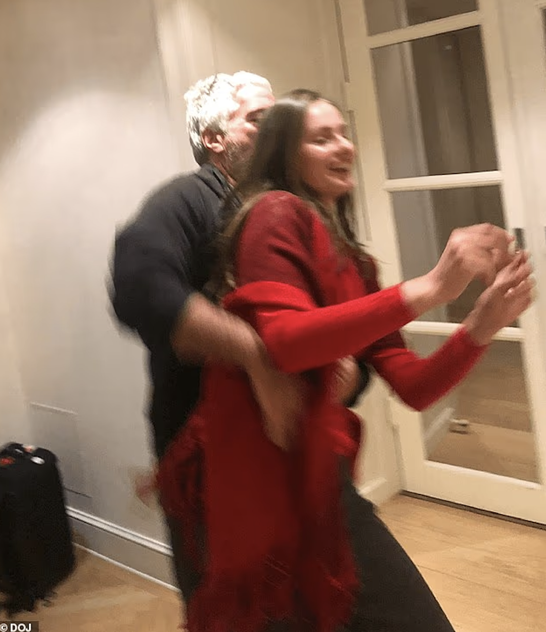 首次披露！爱泼斯坦生前最神秘女友现身！独揽7亿巨额遗产竟全身而退（组图） - 1