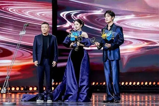 大混乱!杨幂被质疑抢肖战C位!一场“抢座位”闹剧,扯下了娱乐圈最后的遮羞布(组图) - 8