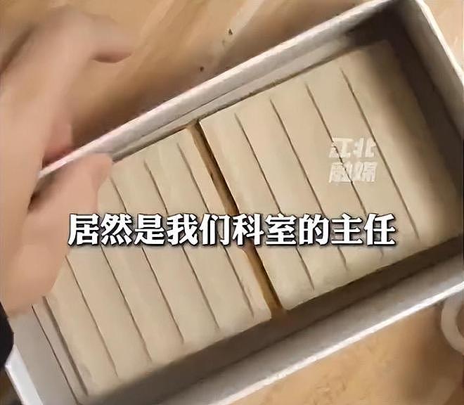 “必须道歉！”广东一小伙年会上抽中价值9988元手机，回家打开后傻眼（组图） - 1