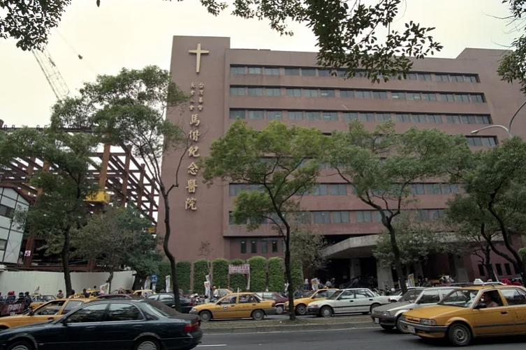 102岁老人突然娶护工,子女炸锅:她盯上我们家8亿遗产!(组图) - 3