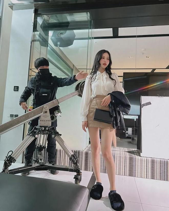 【美女】美女模特，身材性感，曲线优美，肤白水嫩十分诱人，这谁顶得住啊（组图） - 18