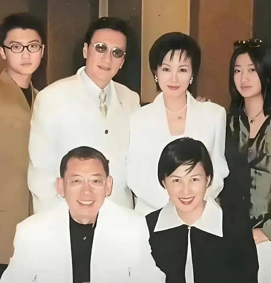 一天赚了近1亿?谢霆锋背后老板挖了酒店79公斤黄金地砖拿去还债(组图) - 1