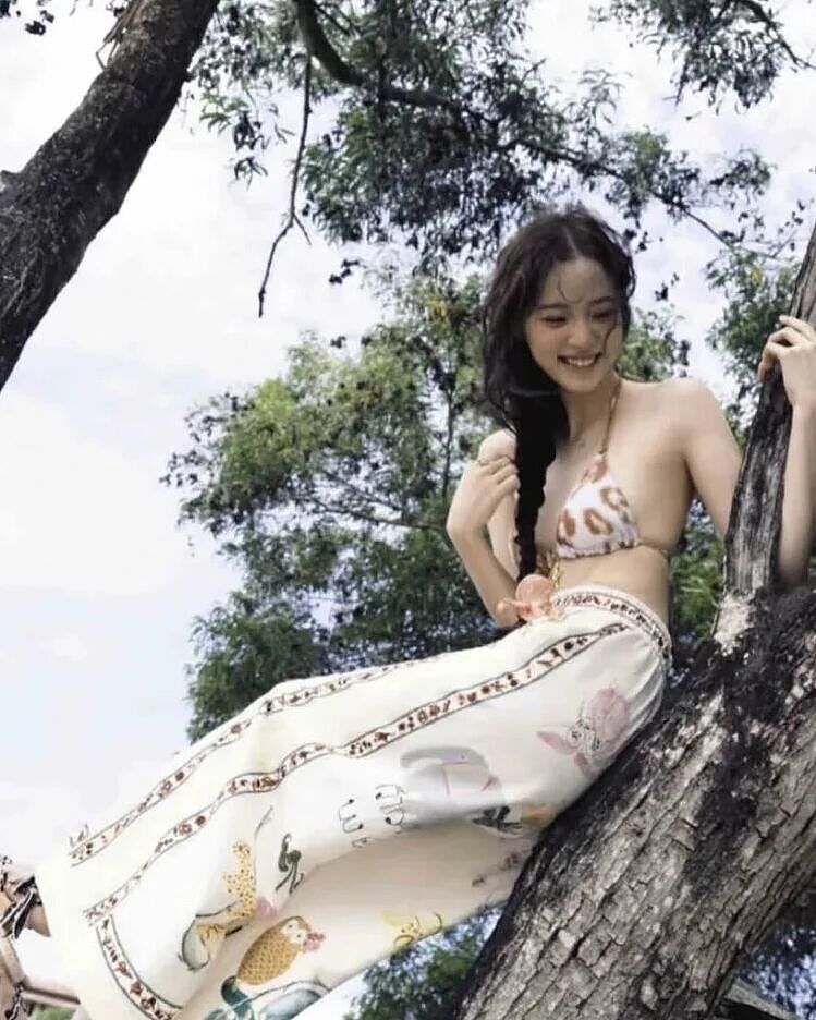 【美女】25岁欧阳娜娜晒照上热搜：事业线爆表！网友惊呼：这还是那个小女孩吗（组图） - 8