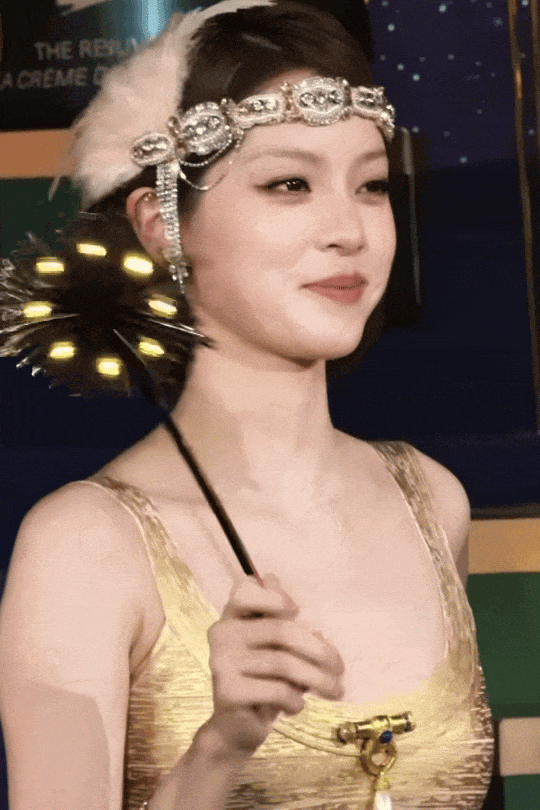 【美女】25岁欧阳娜娜晒照上热搜：事业线爆表！网友惊呼：这还是那个小女孩吗（组图） - 1