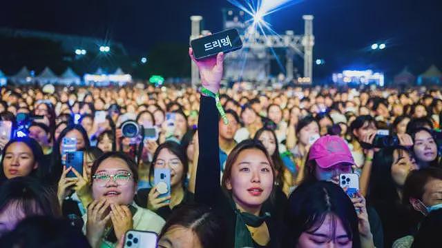 K-pop风靡全球，大批年轻人远赴韩国寻梦！练习生频遭性骚扰（组图） - 4